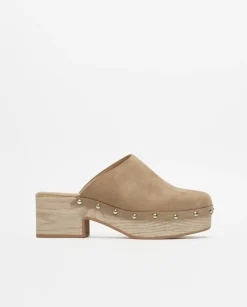 Zuecos tachuelas beige oscuro