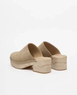 Zuecos tachuelas beige oscuro