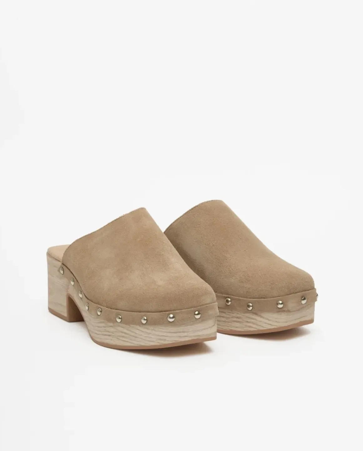 Zuecos tachuelas beige oscuro