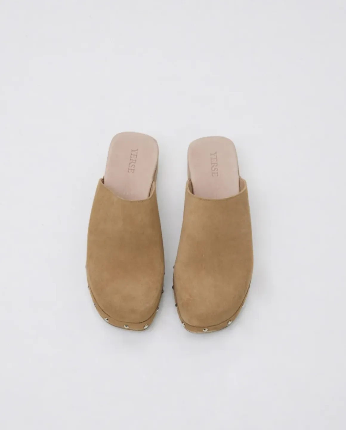 Zuecos tachuelas beige oscuro